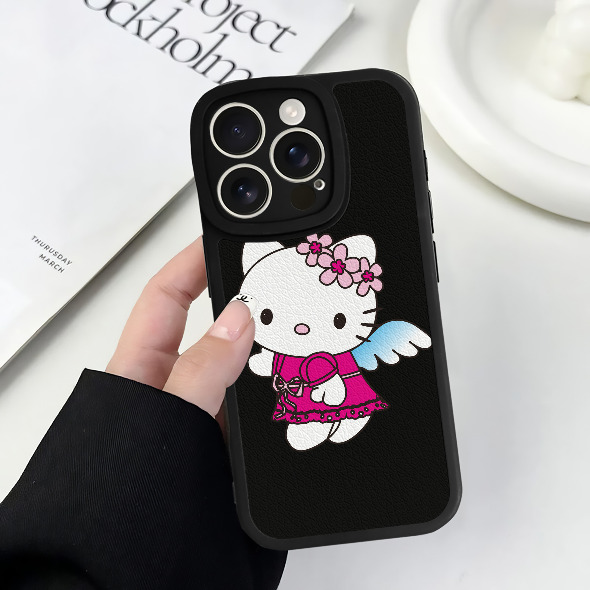 （画像用） Hello Kitty ハローキティ 【iPhone 16シリーズ対応】シリコンスマホケース（レザー調） 材質：シリコン